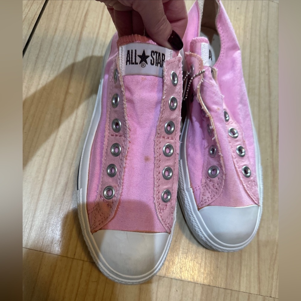 Pink low top converse slip ons size women’s 8 nwt defects